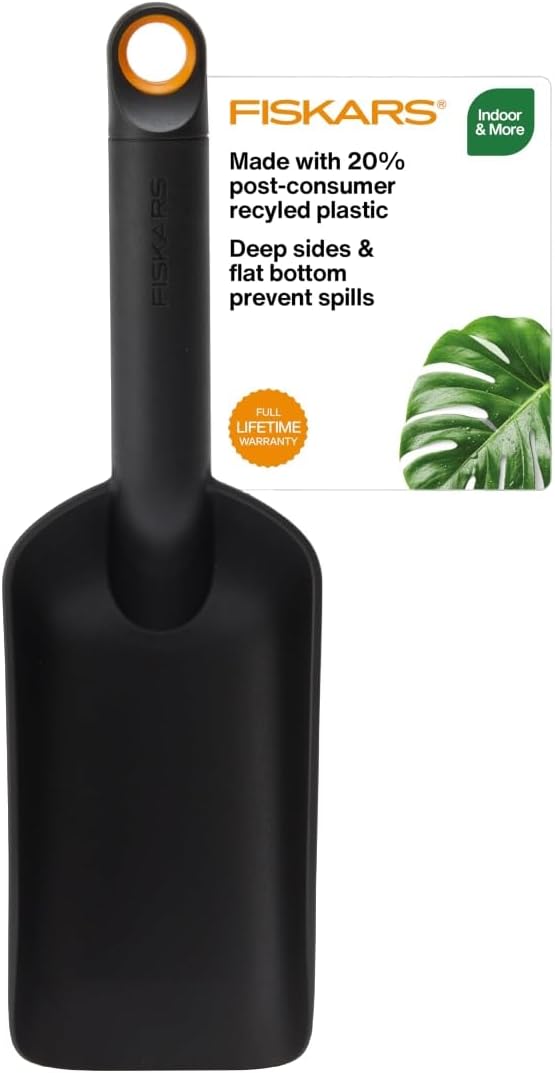 Fiskars Soil Scoop for Potting & Transplanting, 1.5 Cup Capacity, Black | Indoor Potting for Medium Planters, Durable Lightweight Resin Garden Scooper with Flat Bottom & Deep Sides to Prevent Spills