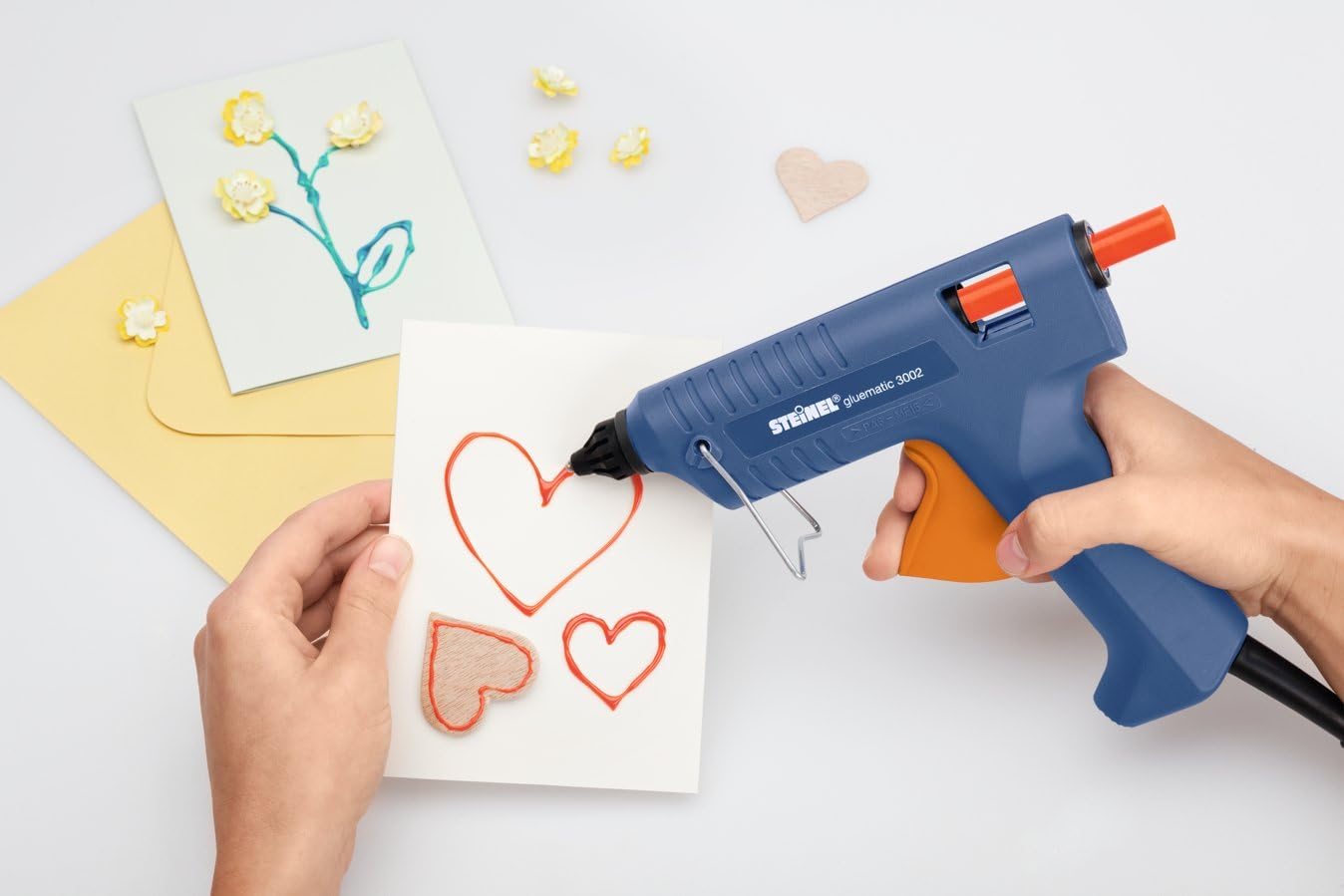 Steinel Gluematic 3002 - hot-melt glue gun with PTC heating technology, delivery rate of 16 g/min, incl. 3 ULTRA power glue sticks 11 mm, for home, hobby and trade operations, 332717