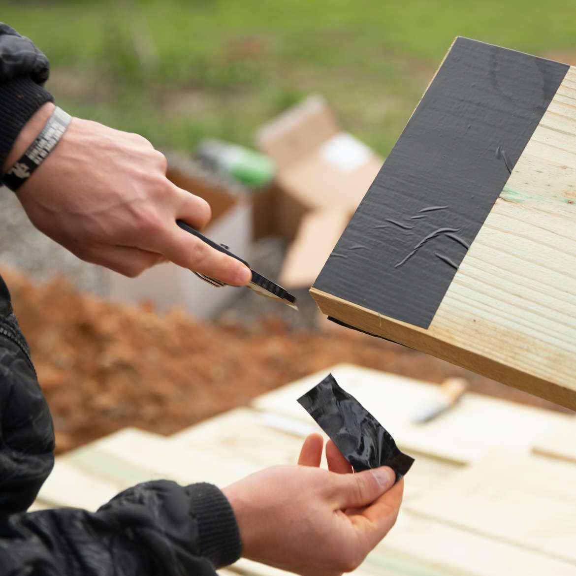 FrogTape Pro Grade Deck and Joist Flashing Tape - 2 Inch Width (1.89 in. x 50 ft) - All Weather & UV Resistant Linerless Tape for Decking, Wood, Beams with Advanced Acrylic Adhesive - 13 mils - Black