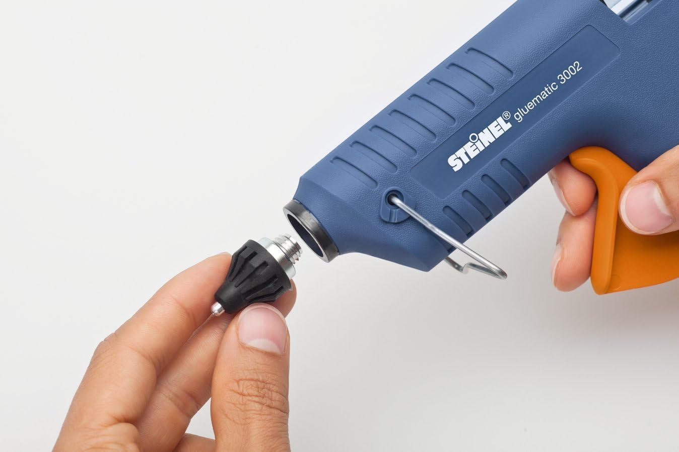 Steinel Gluematic 3002 - hot-melt glue gun with PTC heating technology, delivery rate of 16 g/min, incl. 3 ULTRA power glue sticks 11 mm, for home, hobby and trade operations, 332717