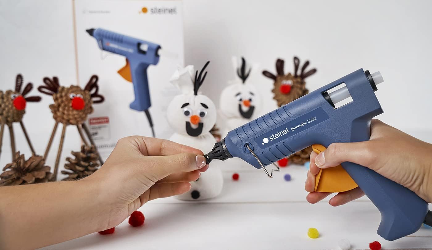 Steinel Gluematic 3002 - hot-melt glue gun with PTC heating technology, delivery rate of 16 g/min, incl. 3 ULTRA power glue sticks 11 mm, for home, hobby and trade operations, 332717