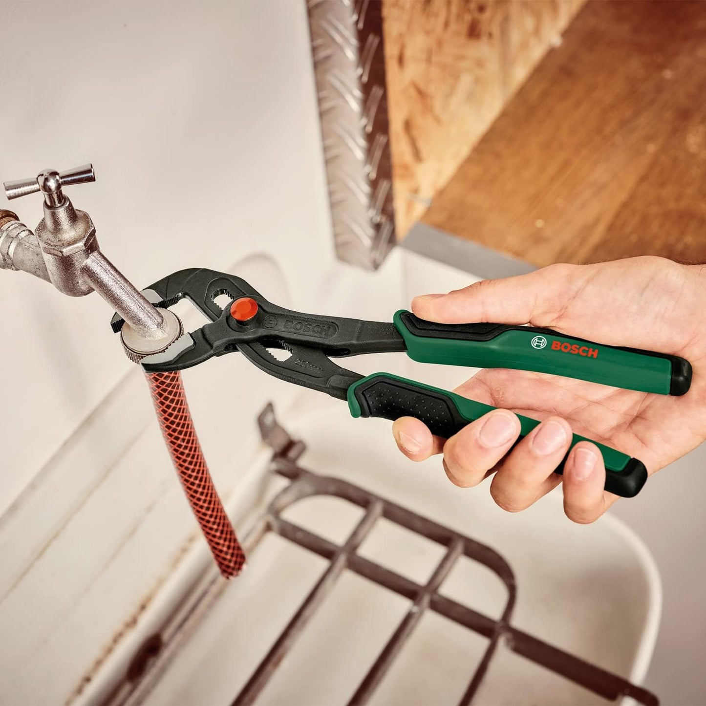 Bosch Water pump pliers (durable water pump pliers with push button adjustment for demanding and everyday tasks; ergonomic soft grip handle)
