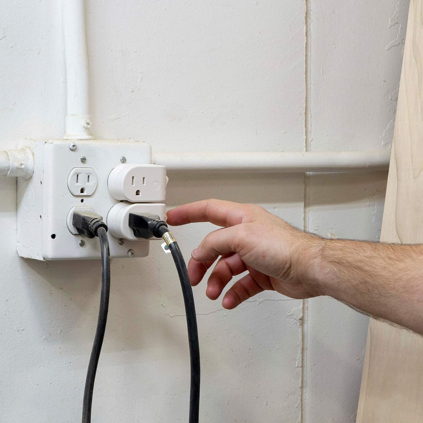 GE Grounded On/Off Power Switch, Plug-In, White, Energy Efficient, Space Saving Design, UL Listed, 15A, 120VAC, 1800W, 25511 | Space Saving Design, UL Listed, 15A, 120VAC, 1800W, White, 25511