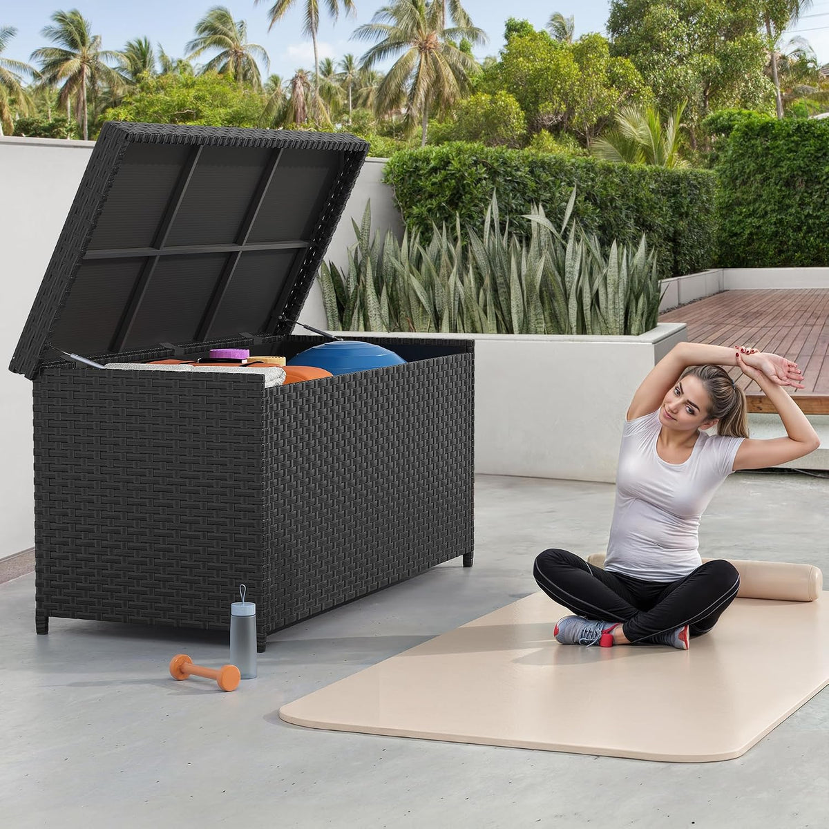 yitahome 260 gallon wicker deck box, close-up detail