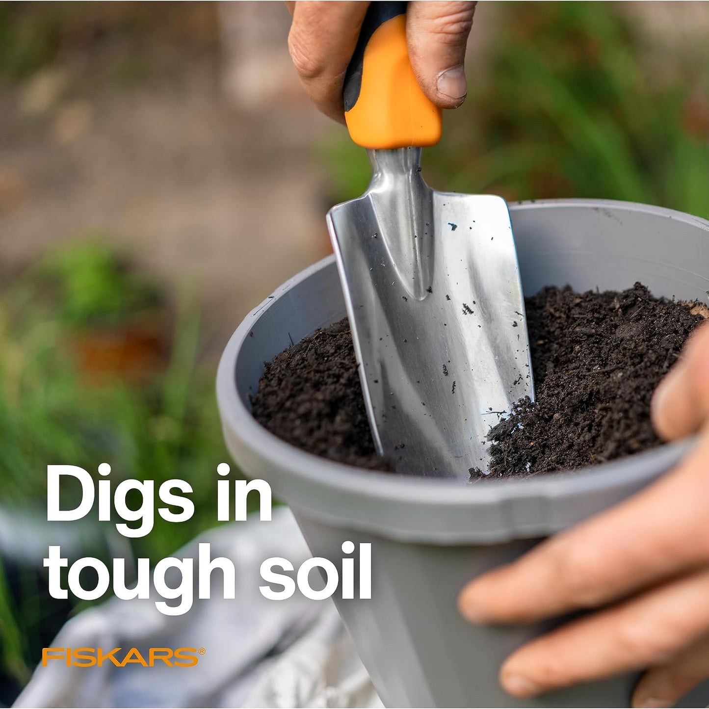 Fiskars Ergo Garden Trowel, Heavy Duty Hand Tool for Digging and Planting | Heavy-Duty Cast Aluminum Rust Resistant Head, Ergonomic Comfort Grip Handle, Hang Hole for Easy Storage, Yard Beds and Pots