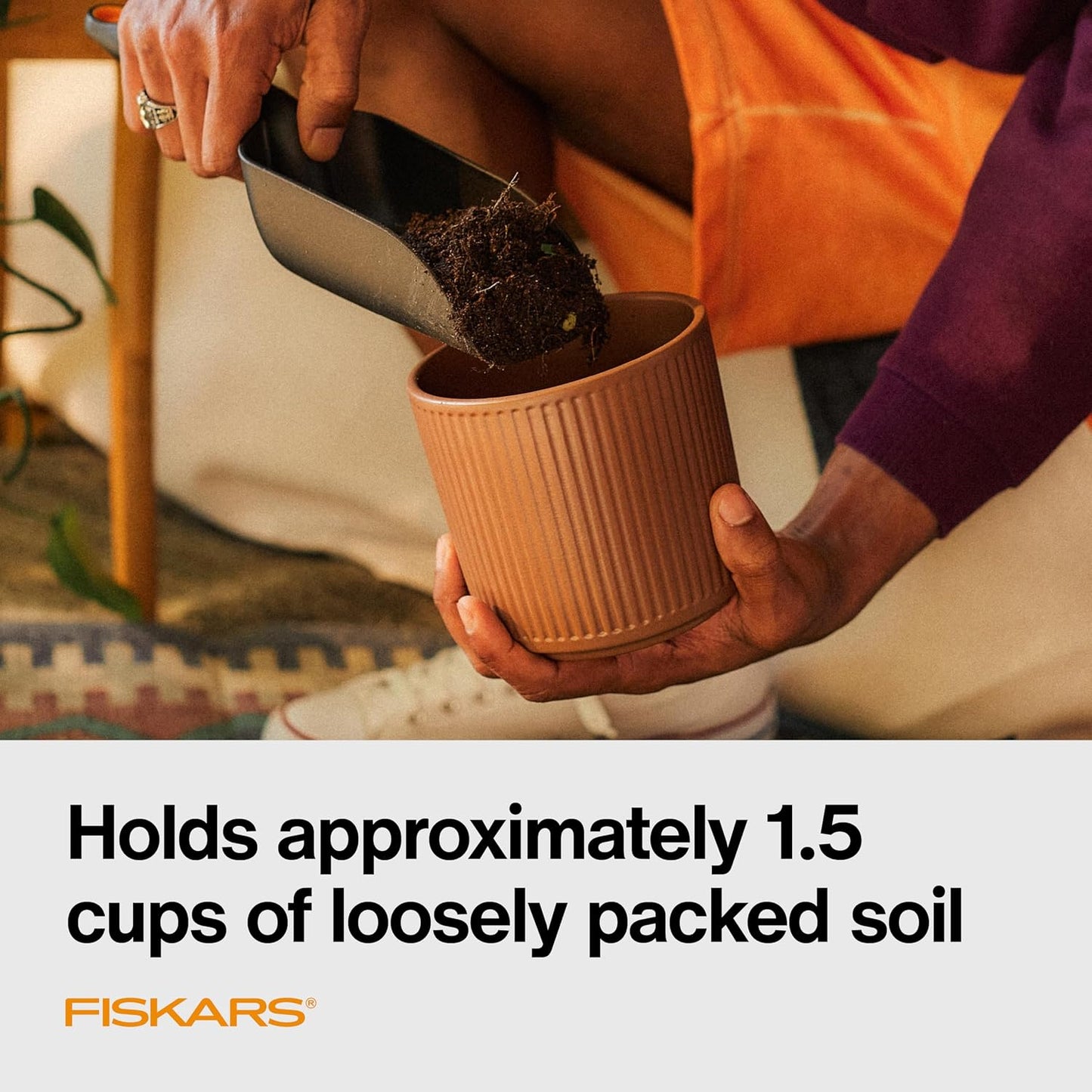 Fiskars Soil Scoop for Potting & Transplanting, 1.5 Cup Capacity, Black | Indoor Potting for Medium Planters, Durable Lightweight Resin Garden Scooper with Flat Bottom & Deep Sides to Prevent Spills