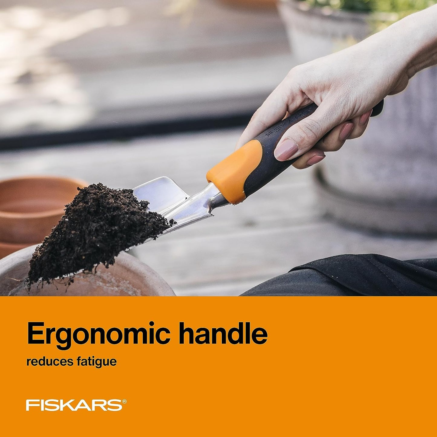 Fiskars Ergo Garden Trowel, Heavy Duty Hand Tool for Digging and Planting | Heavy-Duty Cast Aluminum Rust Resistant Head, Ergonomic Comfort Grip Handle, Hang Hole for Easy Storage, Yard Beds and Pots