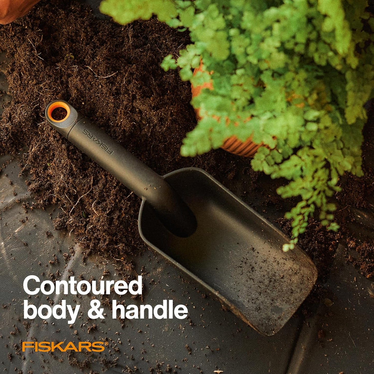 Fiskars Soil Scoop for Potting & Transplanting, 1.5 Cup Capacity, Black | Indoor Potting for Medium Planters, Durable Lightweight Resin Garden Scooper with Flat Bottom & Deep Sides to Prevent Spills